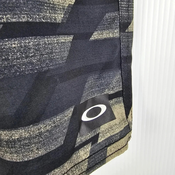 Oakley Board Short Men's 34 Swim Trunks Drawstring Pockets Geometric Pattern - Picture 3 of 10